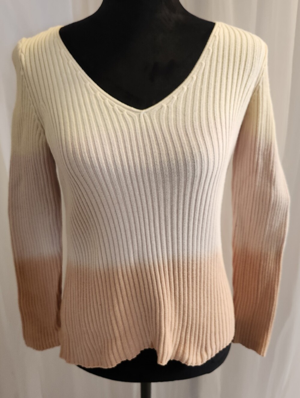 Axcess Liz Claiborne Ombre Ribbed V-Neck Sweater in Cream and Peach